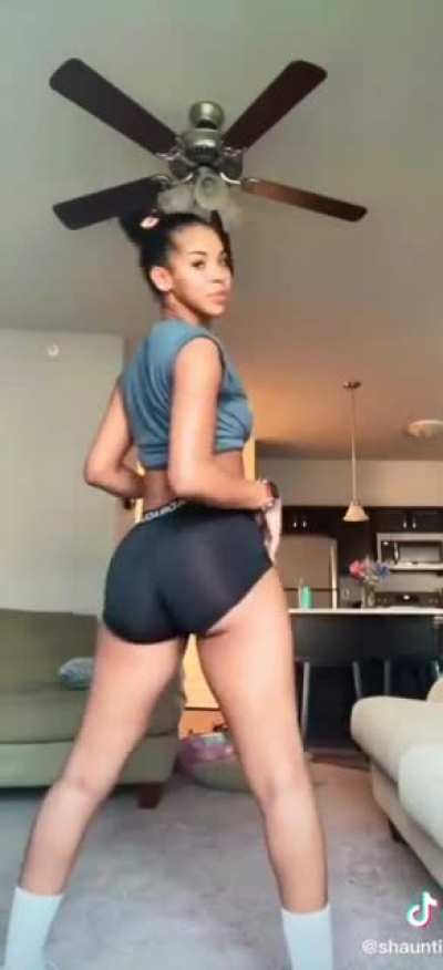Hawkeye Booty 🖤🍑💛
