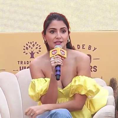 anushka sharma's cleavage show