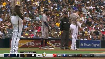 [Highlight] Padres CF Trent Grisham plays a should-be inning-ending flyball poorly, leading to Adrianza picking up an RBI single