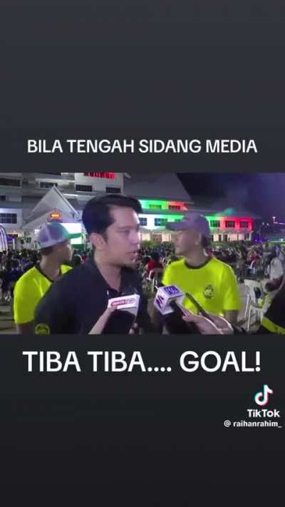 Adam Adli abandoning the interview to celebrate Malaysia&rsquo;s goal