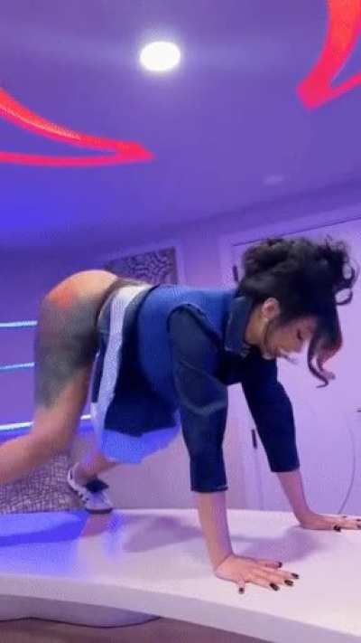 Cardi B ass out twerk