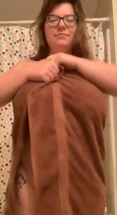 My towel doesn&rsquo;t even cover my huge tits&hellip;🥵