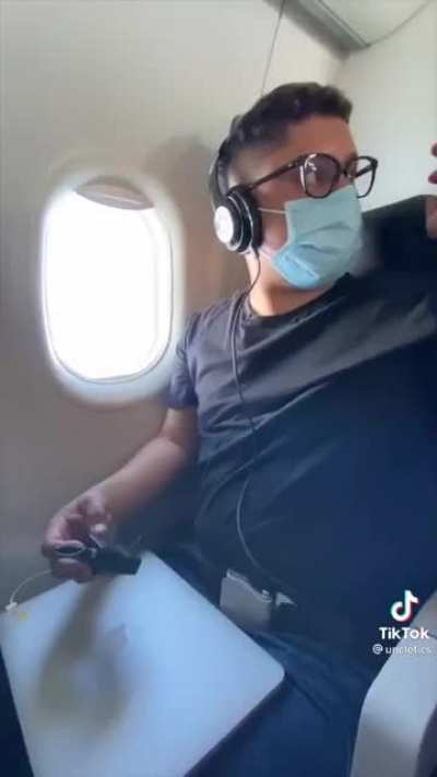 Man with Tourette&rsquo;s boards a plane and has a relatively normal but funny flight