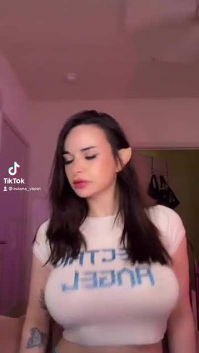 That&rsquo;s my favorite shirt on Aviana Violet 🤤