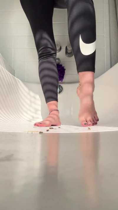 You guys asked for it. Here&rsquo;s some barefoot bug crush.  😏