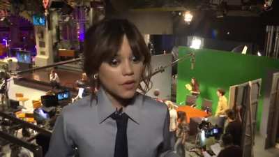 Haven’t seen this NBC interview with Jenna at the shooting for her SNL promos anywhere else before 👀