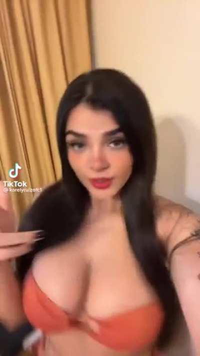 (karelyruiz) una paja con esas tetotas 🥵
