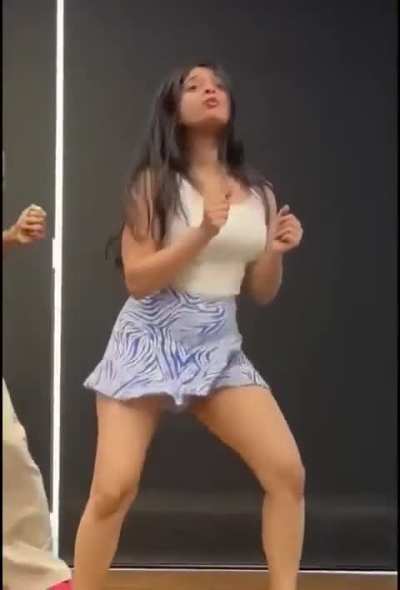 Yashashree Rao - काय ते मोठे स्तन काय त्या मासाळ मांड्<wbr>या. हिने तर Onlyfans सुरू केलं पाहिज<wbr>े 