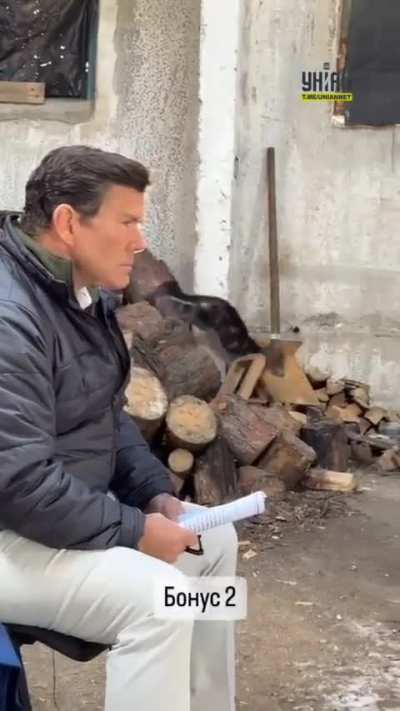 Zelensky's press secretary Sergei Nikiforov published the president's "behind the scenes" interview with FOX News. Local cats also came to listen to the interview