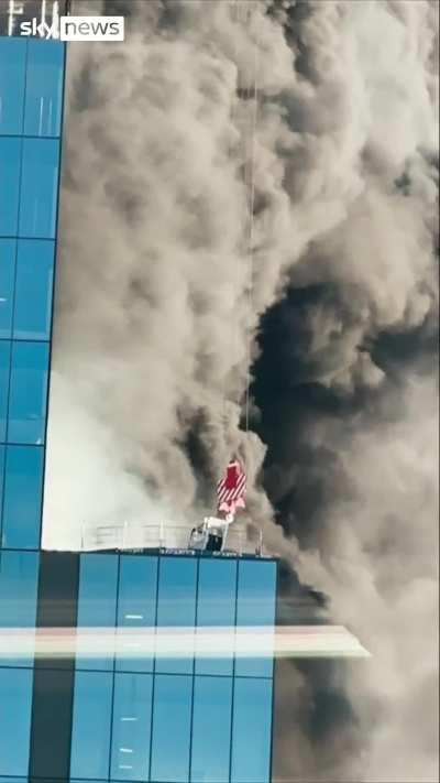 Quick-thinking crane operator  rescues a man stuck on a burning building 