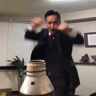 Bottle trick with Tsuruno actor.