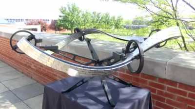Квантовая левитация по треку в виде ленты Мёбиуса