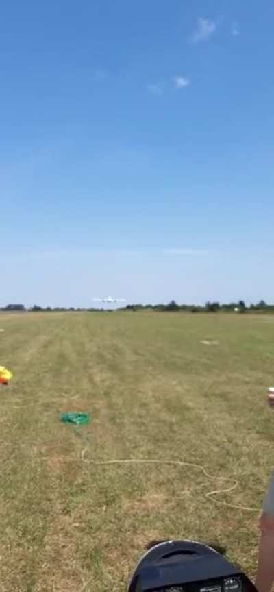 Low flyby, Piper PA-30-160