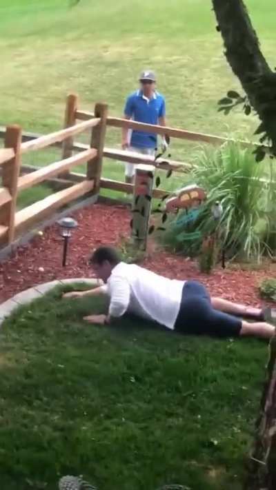 🏌🏼&zwj;♂️🏡 Their dad lays next to any balls that get hit into their backyard.. 💀