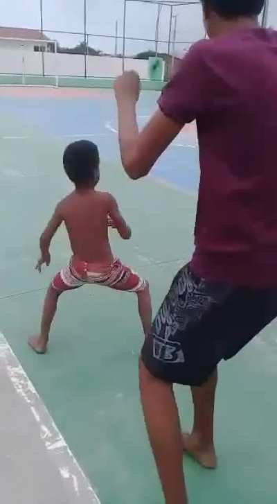 Rinha de crian&ccedil;a ao som de linkin park.mp4