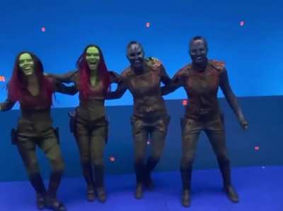 Zoe Salda&ntilde;a and Karen Gillan dancing with their stunt doubles while filming &lsquo;Guardians 3&rsquo;