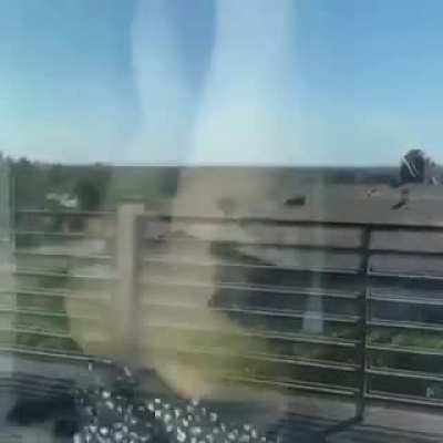 HMC while i just flop my ass on this glass door