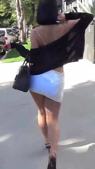 Her sexy strut😍