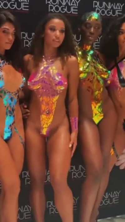 Sexy body art! 😲