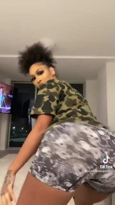 Damn Let It Clap Gurl🤤<wbr>🍑😍