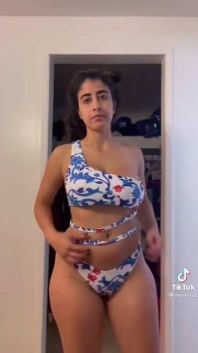 Apple bottomed queen