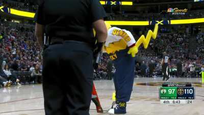 [Highlight] The issue at the Celtics @ Nuggets game take longer and longer to resolve as a second ladder suddenly appears and the Nuggets Mascot comes to give a helping hand