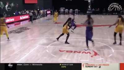 Brittney Sykes at 5&rsquo;9&rsquo;&rsquo;(175cm) cleanly blocks Brittney Griner who is 6&rsquo;8&rsquo;&rsquo;(203cm)