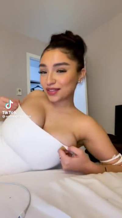 That Tube Top can&rsquo;t hide those Mommy Milkers