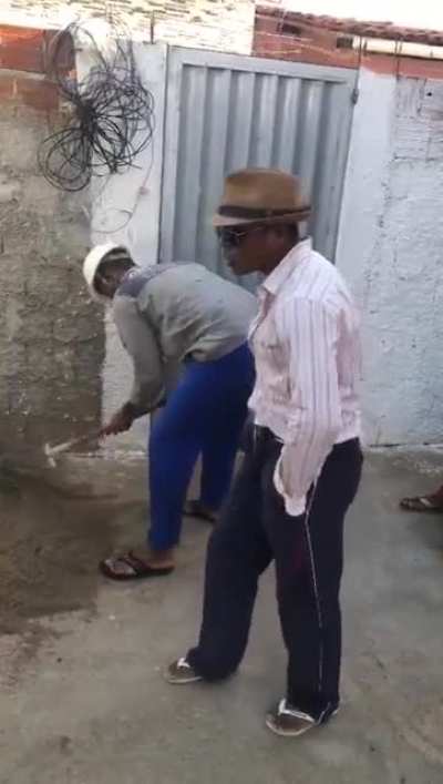 ele n&atilde;o parou de cavar at&eacute; hoje.