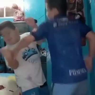 Ya se que andas loquito presumiendo tu jeepeta, pero a mi me ense&ntilde;aron que a la mujer se le respeta🤬