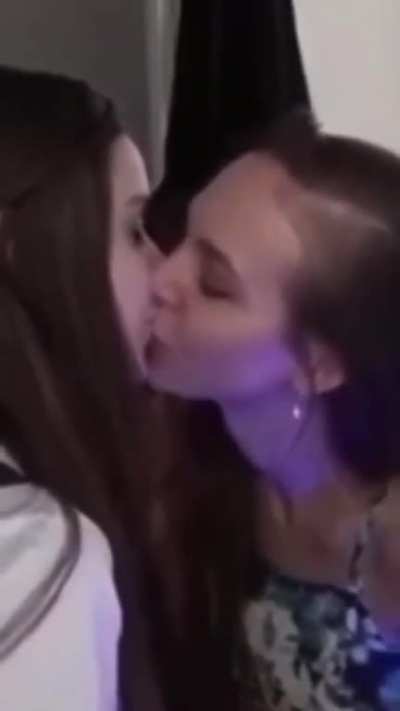Closeup of Lufu&rsquo;s kissing Fasffy