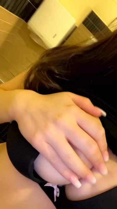 Würdest du mich heimlich auf der Uni Toilette ficken?🤤
