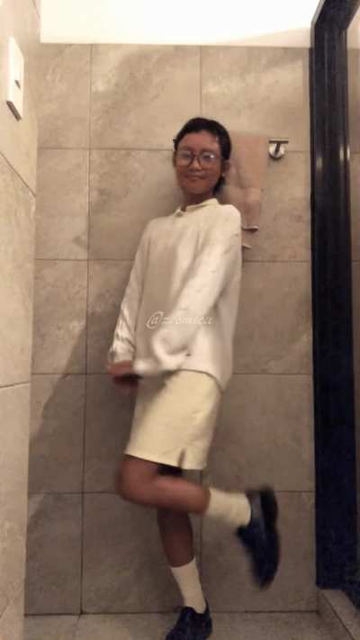 fit and little booty in a thong check (●'◡'●)