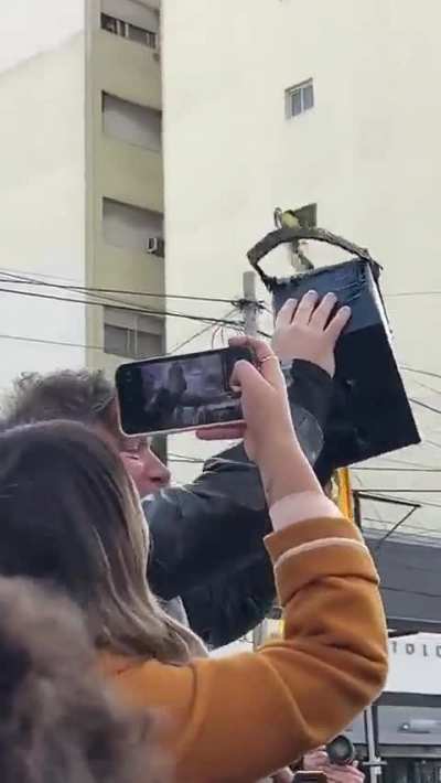 Le llevaron una motosierra a Milei en su caravana por La Matanza