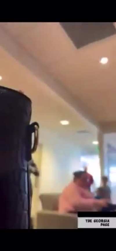 “You listen here, bitch!” Woman says all the wrong things during an argument (including the n-word)