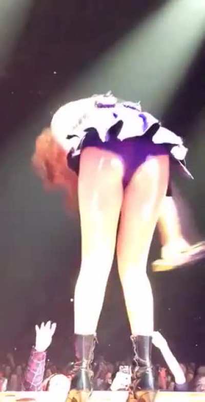Selena <3