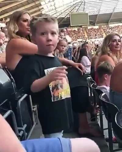 This little boy has the confidence I dream of