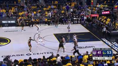 [Highlight] Kevon Looney with another great rebound that pays dividends as he finds Wiggins for a basket!