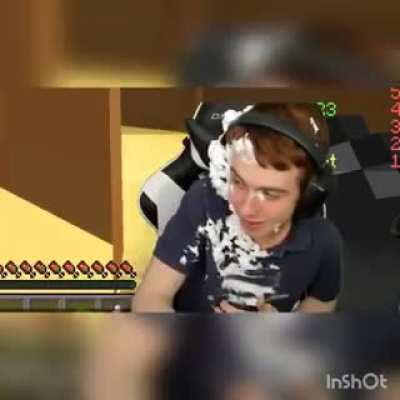 &iquest;C&oacute;mo reaccionar&iacute;an ustedes? Contexto: un streamer en crecimiento recibe una donacion de 5000 usd, feliz y orgulloso llama a su madre para contarle, le pregunta si est&aacute; orgullosa y esta le responde que no le importa y le corta la llamada, dejandolo bastan