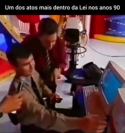 Os anos 90 foram insanos: Ratinho ao vivo na TV aberta ensinando como piratear um CD de &aacute;udio.