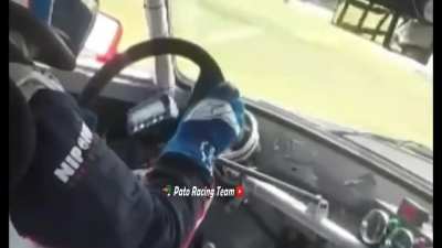 Rata fierrera aparece dentro de un auto en plena carrera