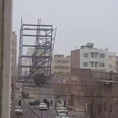5-story Steel Frame in a windy day!!!