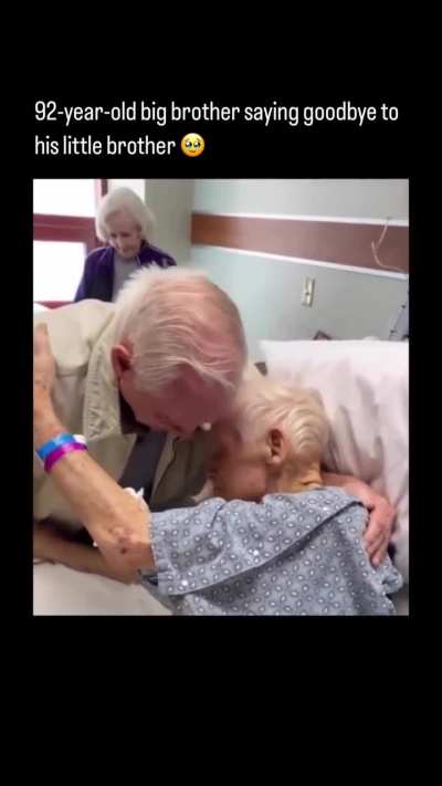 Two brothers who experienced so many historical events were able to say a precious final goodbye with the help of hospital staff in a touching moment 🥺&hearts;️
