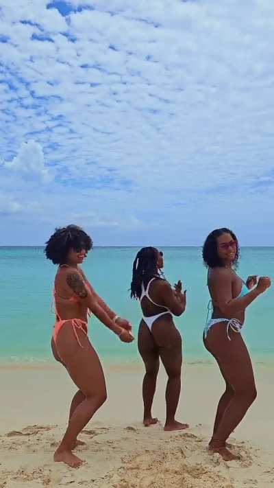 Cayman isl vibe @yourafricanqueen_nandi @ticheleferraz @ achsahhenry