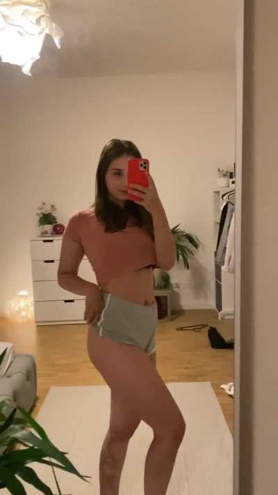 If even 4 guys see my 18 y/o ass, I&rsquo;ll celebrate and fuck myself 💕