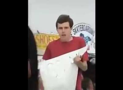 Это сработало? Надпись на плакате: "Поцелуйте меня, я в отчаянии"