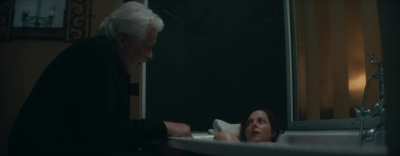 Laure Calamy bathtub plot in "L' origine du mal" (2022)