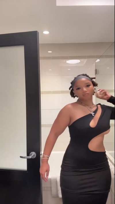 Chloe Bailey Nip slip live