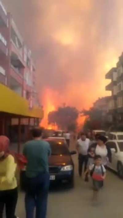 Şerefsiz PKK g&uuml;r&ucirc;hu ve bağlantılı ter&ouml;r &ouml;rg&uuml;tleri, en az 8 noktadan Hatay&rsquo;ı kundakladı. Y&uuml;reğimiz yanıyor.