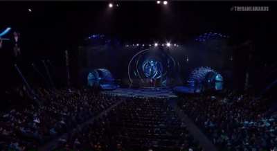 Random kid sneaks on stage during The Game Awards, dedicates award to Bill Clinton